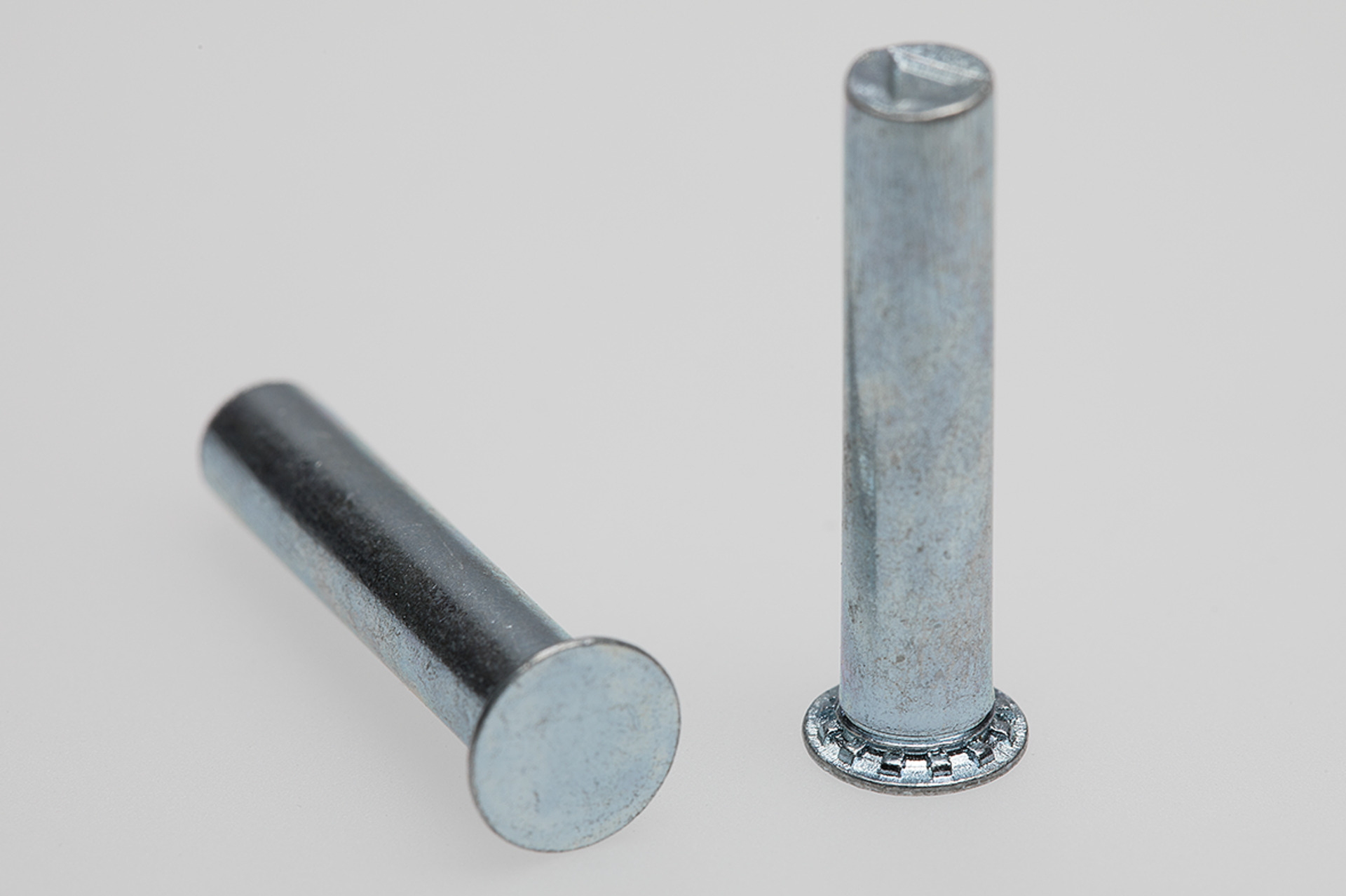Captive® Einpress-Gewindebolzen für Metall St (Serie CHN)²