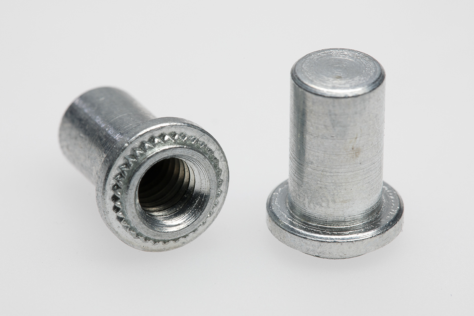 Captive® Einpressmutter geschlossen für Metall St (Serie CFB)